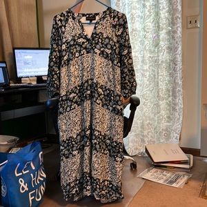 Floral patterned flowy fitted dress with pockets